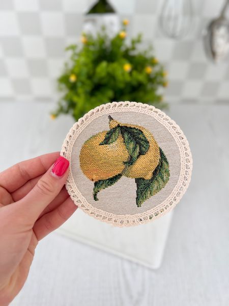 Tapestry placemat with lace ROUND044VE-10D