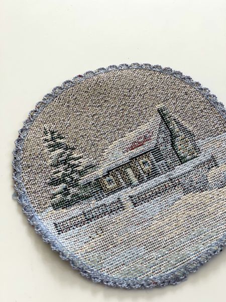 Zestaw serwetek gobelinowych z koronką ROUND1254M-SET4-10D Wiadomość bożonarodzeniowa, &Oslash;10, 10, 10, Okrągły, Nowy Rok, Srebrny lureks, 70% poliester, 23% bawełna, 3% akryl, 4% wł&oacute;kno metalowe, Gobelin, 4 szt.