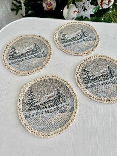 Zestaw serwetek gobelinowych z koronką ROUND1254M-SET4-10D Wiadomość bożonarodzeniowa, &Oslash;10, 10, 10, Okrągły, Nowy Rok, Srebrny lureks, 70% poliester, 23% bawełna, 3% akryl, 4% wł&oacute;kno metalowe, Gobelin, 4 szt.