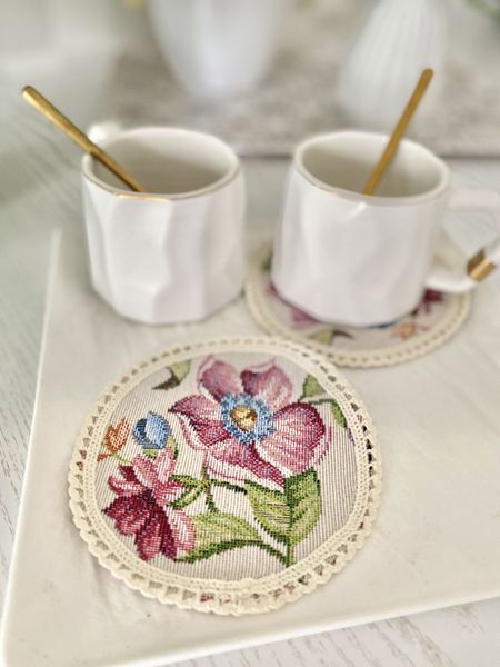 Tapestry placemat with lace ROUND1186M-10D