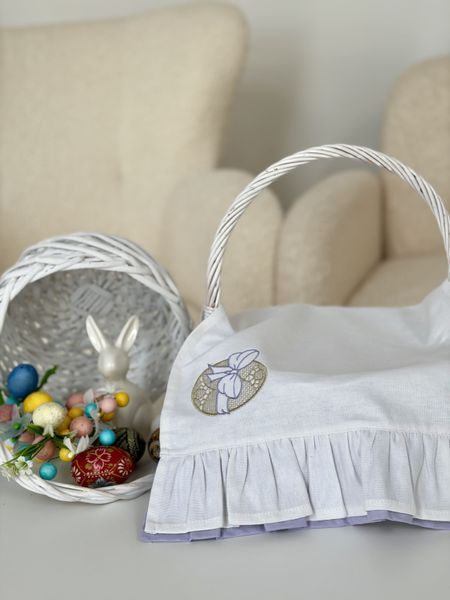 Biała serwetka do wielkanocnego koszyka z liliową falbanką PURPLE EASTER C00-RKV, 34x44, Prostokątny, Wielkanoc, Haft, 75% bawełna, 25% poliester, Bawełna z poliestrem