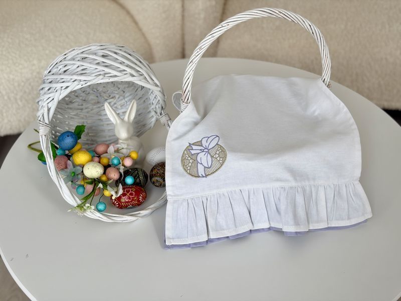 Biała serwetka do wielkanocnego koszyka z liliową falbanką PURPLE EASTER C00-RKV, 34x44, Prostokątny, Wielkanoc, Haft, 75% bawełna, 25% poliester, Bawełna z poliestrem