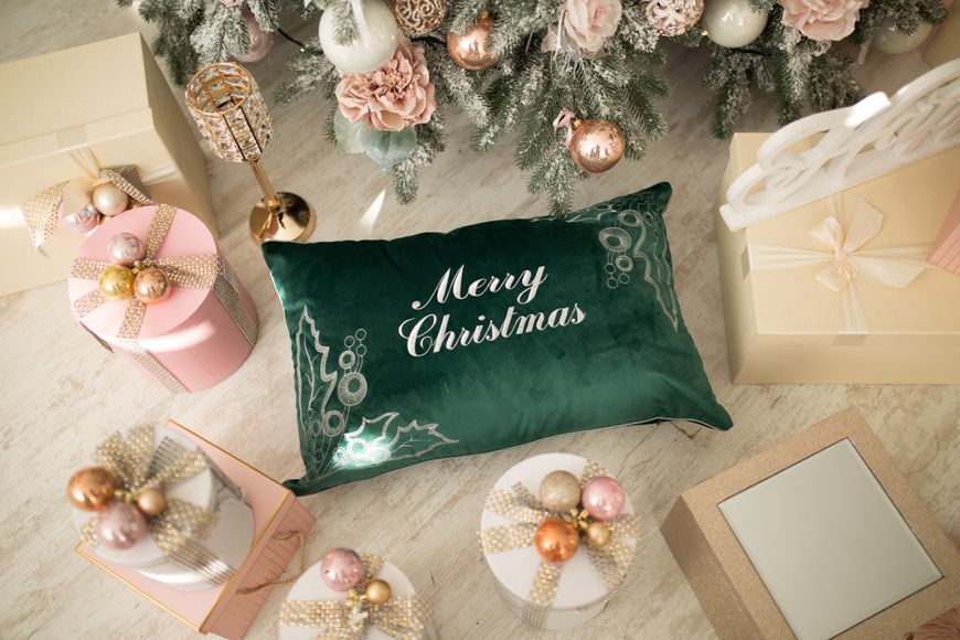 Наволочка новорічна оксамитова вишивана NOV01S "Merry Christmas"