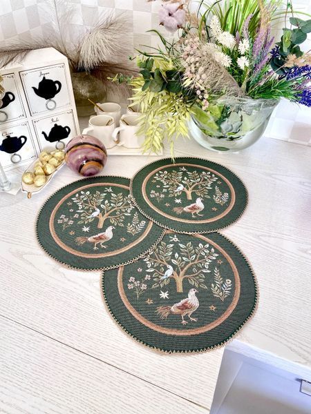 Tapestry placemat with lace ROUND1342VEO-25D, &Oslash;25, 25, 25, Round, With animals, Without lurex, 75% polyester, 22% cotton, 3% acrylic, Tapestry